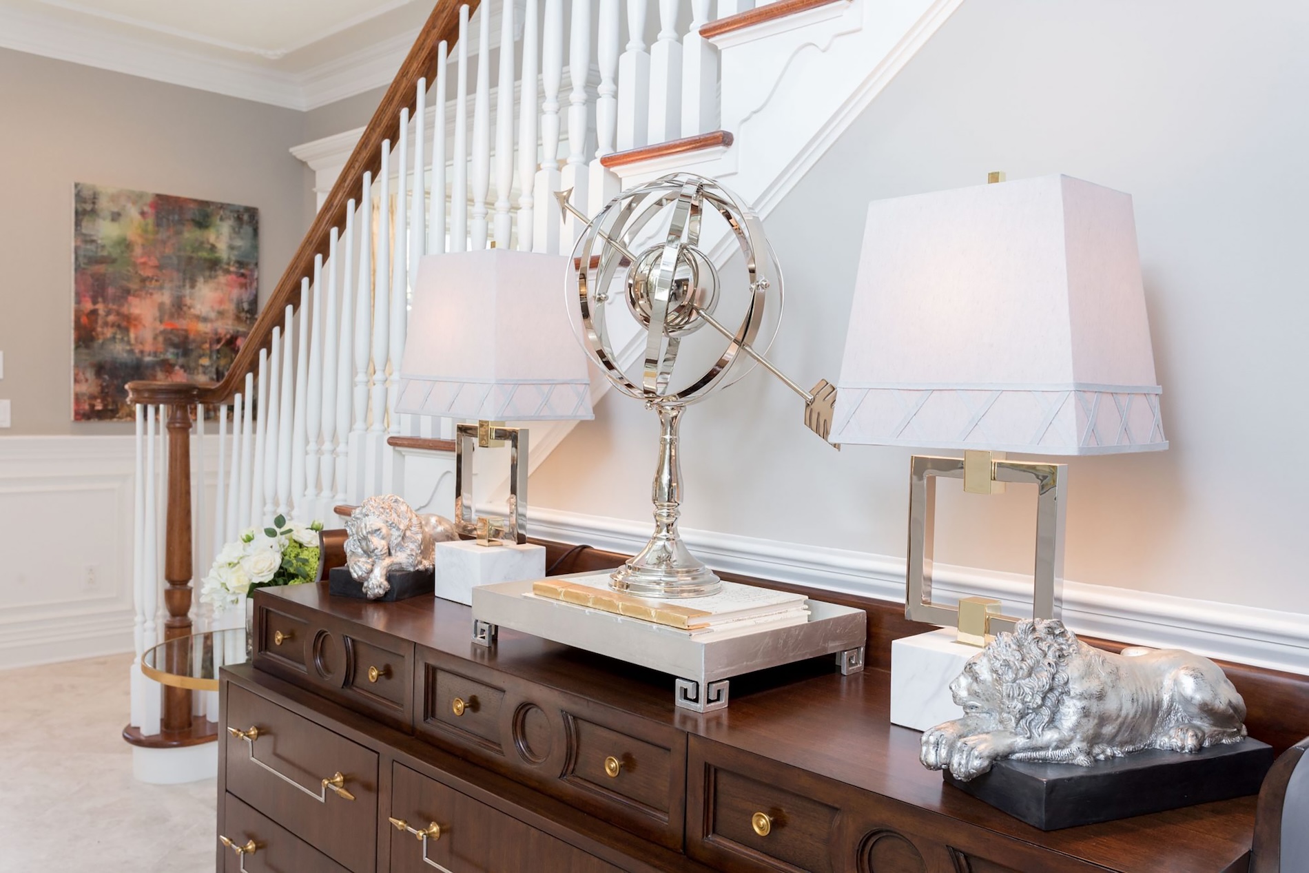 Foyer Design Side Table With Lamp And Decor